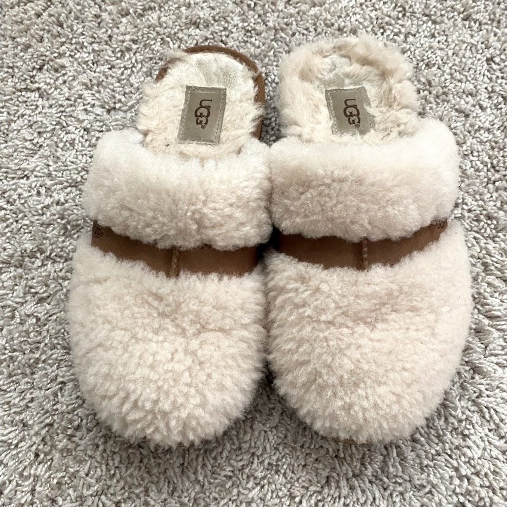 UGG. Women’s Slippers. Size 8